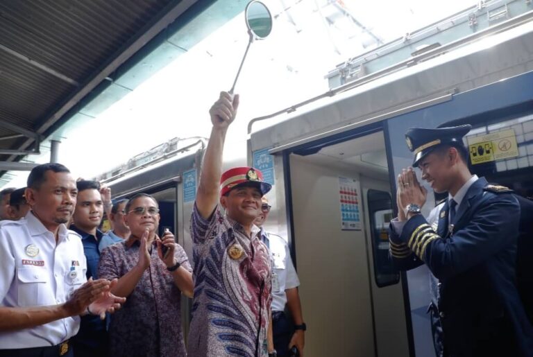 Gubernur Luthfi Lepas 1.111 Pemudik Gratis KA dari Pasar Senen