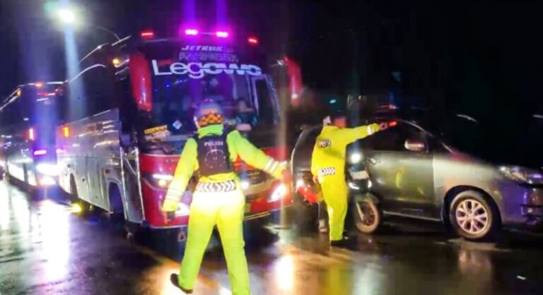 Banjir Underpass Prupuk, Polres Brebes Urai Kemacetan di Jalur Tengah