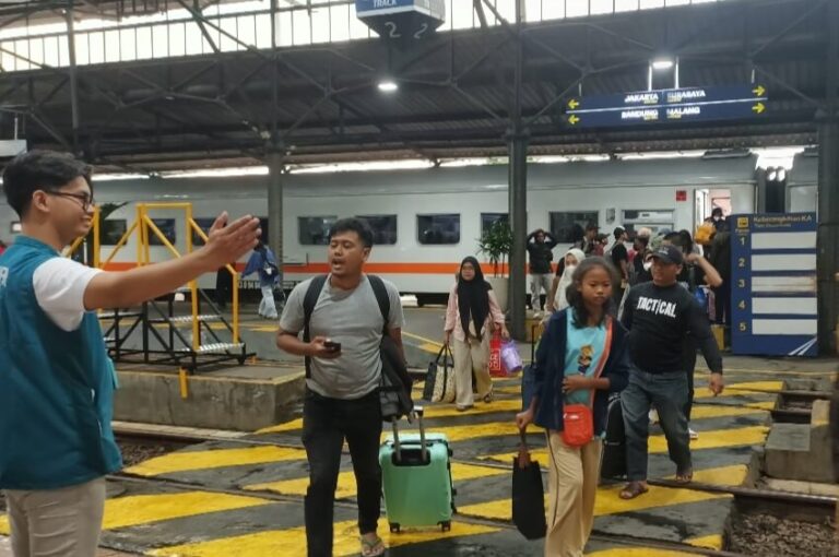 100 Ribu Pemudik dengan Kereta Api Tiba di Semarang Selama Arus Mudik Lebaran 2025