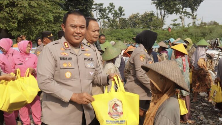 Polres Blora Bagikan Puluhan Nasi Kotak ke Pengelola Limbah TPA