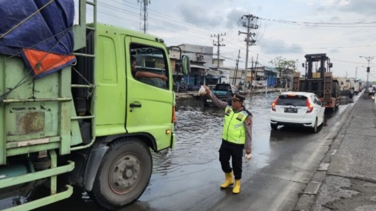 Polsek Sayung Bagikan Takjil ke Pengguna Jalan Terdampak Rob