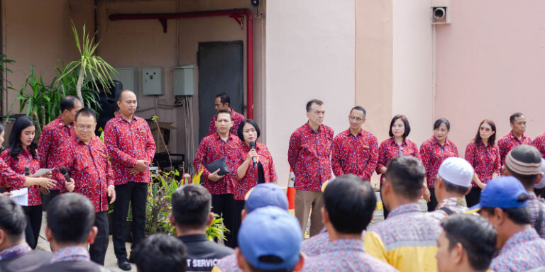 Hotel Ciputra Semarang Berbagi Kebahagiaan dengan Marbot dan Penyapu Jalan