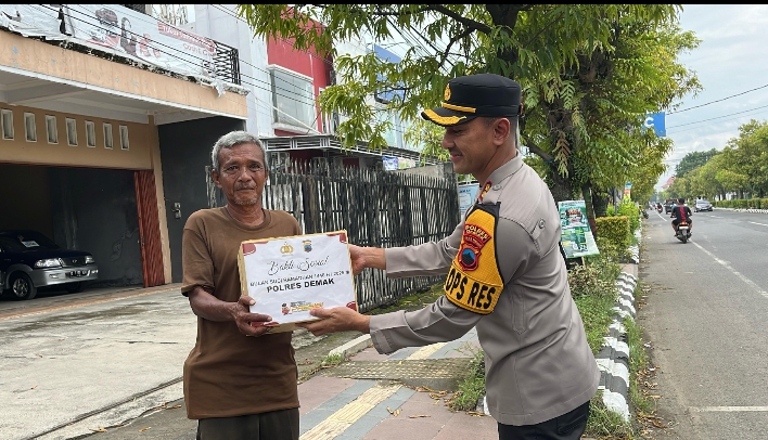 Polres Demak Bagikan Sembako Menyasar Warga Tak Mampu