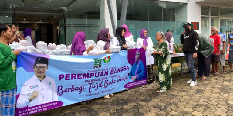 Perempuan Bangsa Jateng Bagikan Ratusan Paket Buka Puasa di Jalan
