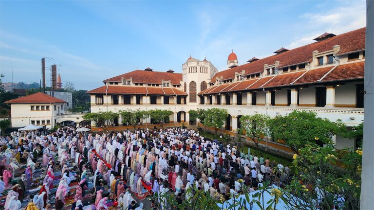 Masyarakat Penuhi Lawang Sewu untuk Salat Idul Fitri
