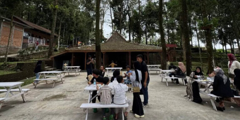 Bangkitkan Kenangan Makanan Tempo Dulu di Kaki Gunung Lawu