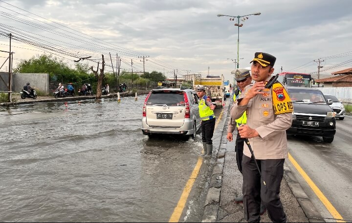 Banjir Rob di Pantura Semarang-Demak, Kapolres Demak Bantu Evakuasi Kendaraan Mogok