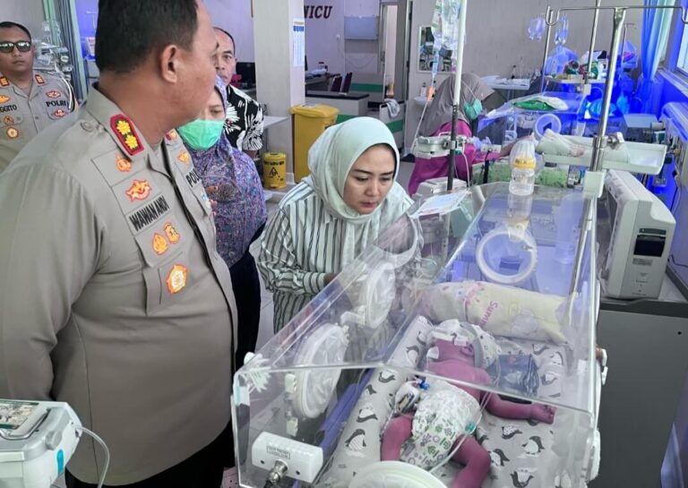 Kapolres Blora Jenguk Bayi yang Ditemukan di Pinggir Hutan Desa Semanggi