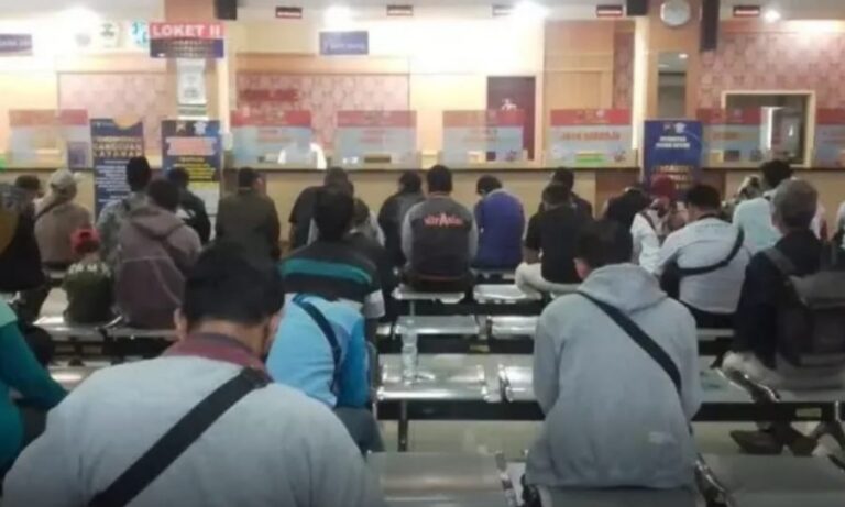 Hari Pertama Pemutihan Pajak, Masyarakat Antusias Padati Samsat Semarang II