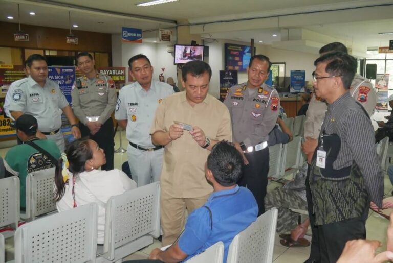 Gubernur Ahmad Luthfi Tinjau Samsat Banyumanik, Ada Tunggakan Pajak 10 Tahun Bisa Dihapus