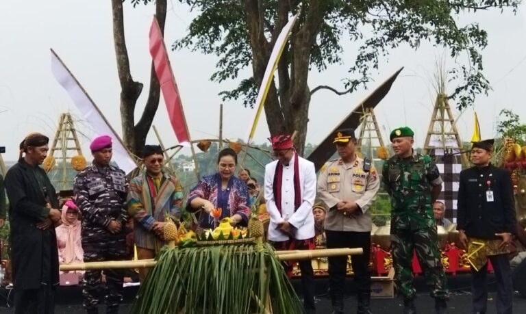 Hadiri Sesaji Rewanda, Wali kota Agustina Sampaikan Pentingnya Harmoni Kehidupan