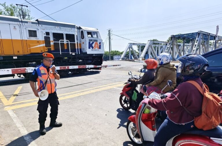 Pentingnya Disiplin Berlalu Lintas di Perlintasan Sebidang