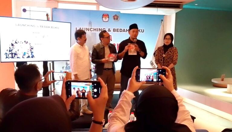 KPU Jateng Luncurkan Buku “Ora Sengketa Ora Enak”, Potret Dinamika Pilgub 2024