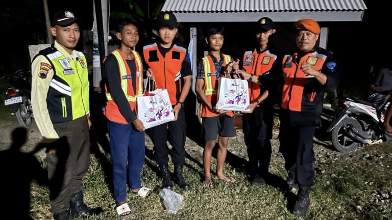 KAI Daop 4 Semarang Bagikan Sembako untuk Petugas Perlintasan Swadaya