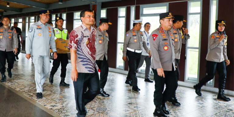 Gubernur Luthfi Dampingi Kapolri Tinjau Arus Balik Lebaran