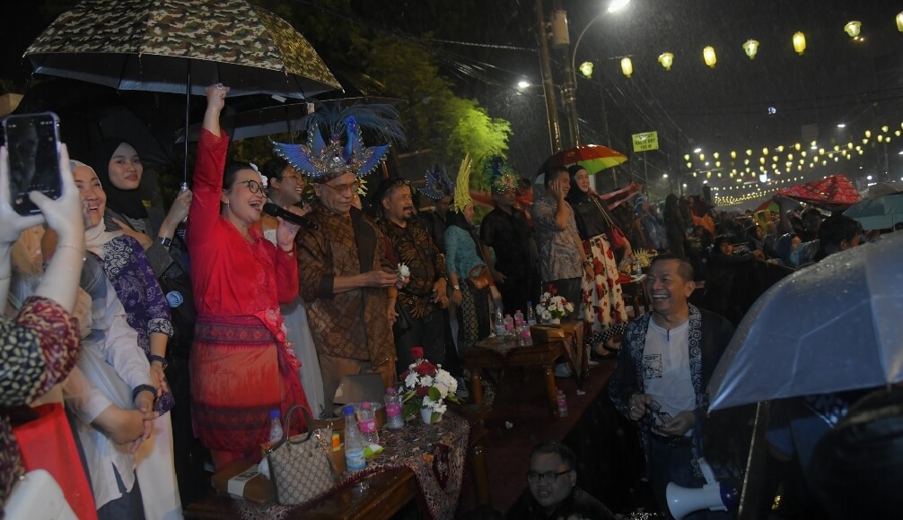 Wali Kota Semarang, Agustina bersama ribuan warga menikmati kemeriahan SNC 2025, Minggu (4/5).(Dok Humas)