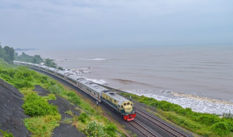 Jalur kereta api yang melintasi wilayah Gringsing, Kabupaten Batang ini menyuguhkan panorama pantai yang memukau seperti Pantai Sigandu, Ujungnegoro, dan Jodo, yang dapat dinikmati langsung dari jendela kereta.(Dok Humas)