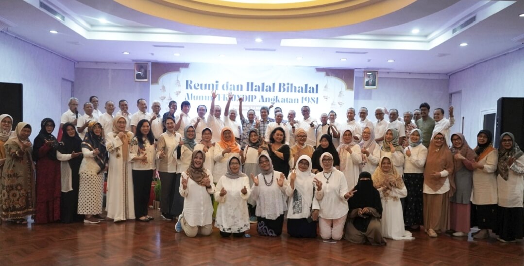 Para peserta Reuni dan Halal Bilhalal Fakultas Kedokteran Universitas Diponegoro Semarang berfoto bersama seusai kegiatan tersebut di Hotel Metro, Semarang, Sabtu-Minggu, 3-4 Mei 2025.(Foto Ist)
