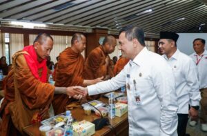 Gubernur Jawa Tengah Ahmad Luthfi bersama Wakil Gubernur Taj Yasin menyambut langsung para Bhikkhu Thudong di kantor Gubernuran, Rabu (7/5).(Dok Humas)