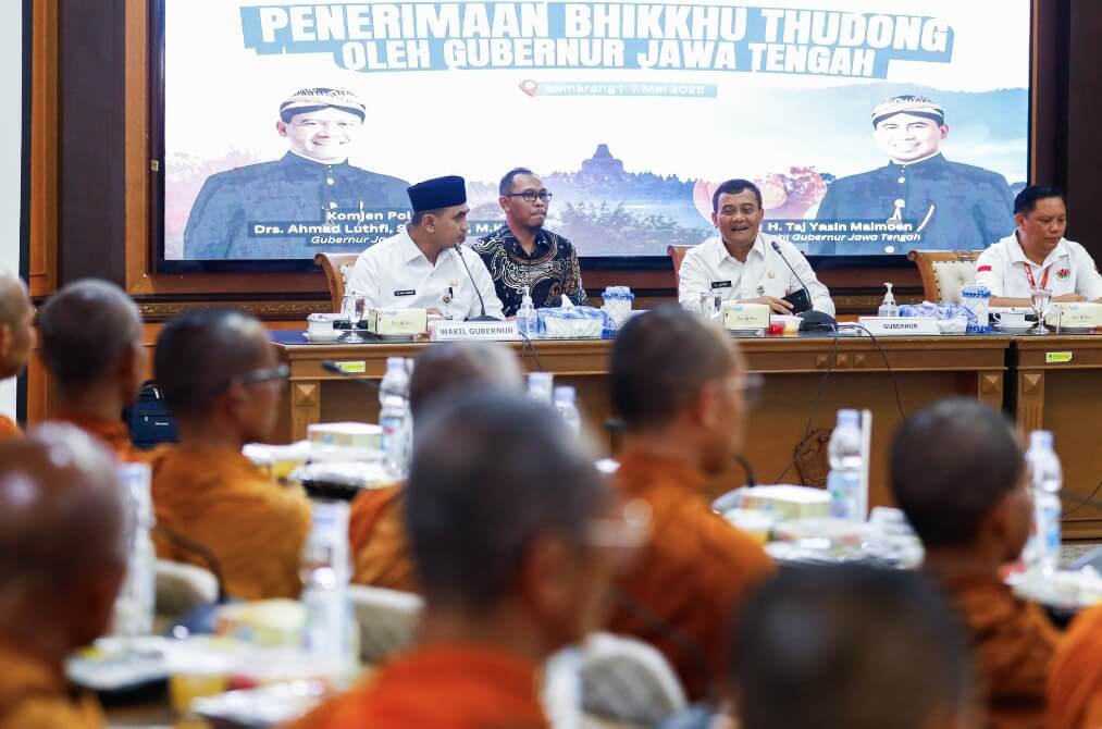 Gubernur Jawa Tengah Ahmad Luthfi bersama Wakil Gubernur Taj Yasin menyambut langsung para Bhikkhu Thudong di kantor Gubernuran, Rabu (7/5).(Dok Humas)