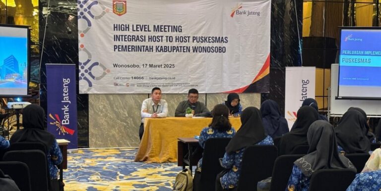 Wakil Pemimpin Bank Jateng Wonosobo Muhammad Heru Purnomo (tengah) oleh Fajar Hidayati Kepala Sub Bagian Umum Kepegawaian dan Keuangan Dinas Kesehatan Kabupaten Wonosobo (kanan) dan Tim dari Divisi Kelembagaan dan Transaksional Banking Bank Jateng, Rieshanjaya Putra Karuniajati (kiri) dalam Sosialisasi Integrasi H2H Puskesmas di Eagle Hotel, Jumat (17/3).(Dok Bank Jateng)