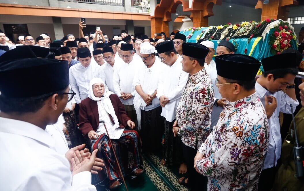 Gubernur Jateng Ahmad Luthfi bersama Gus Yasin takziah pemakaman almarhumah Hj Djamilah Hamid Baidhowi di Kecamatan Lasem, Kabupaten Rembang, Kamis (8/5).(Foto Ist)