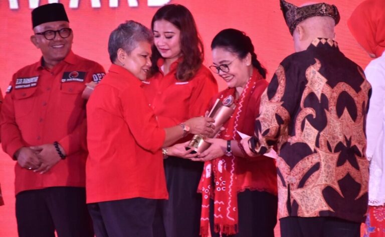 Wali kota Semarang, Agustina, menerima penghargaan Trisakti Tourism Award 2025 Kategori Wisata Kuliner dan Kategori Warisan Sejarah Tahun 2025 di Puri Agung Grand Sahid Jaya Hotel, Jakarta, Kamis (8/5).(Dok Humas)