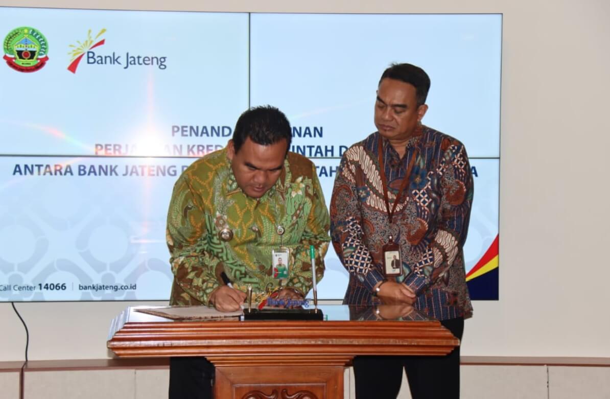Bupati Arief Rohman, menandatangani kesepakatan pinjaman daerah senilai Rp215 miliar dengan Bank Jateng, Jumat (9/5), di kantor pusat Bank Jateng.(Foto Ist)