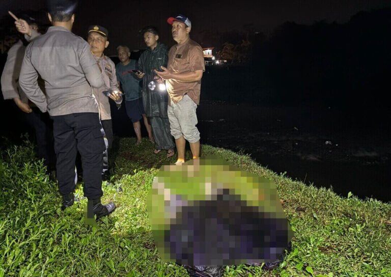 Penemuan jenazah seorang lansia di tepi bendungan aliran Sungai Dusun Kalisari, Desa Nyamat, Kecamatan Tengaran, Kabupaten Semarang, Jumat (9/5).(Foto Ist)