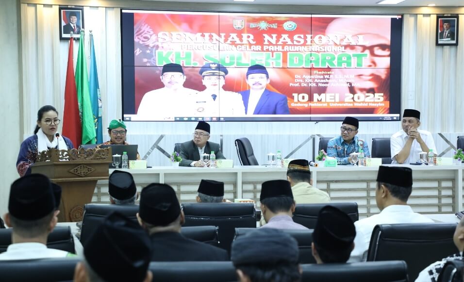 Wali Kota Semarang, Agustina, saat membuka Seminar Nasional Pengusulan Gelar Pahlawan Nasional KH. Sholeh Darat, Sabtu (10/5).(Dok Humas)