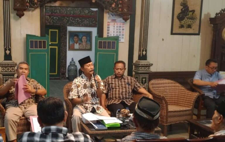Ketua Paguyuban Pangrekso Makam Giriloyo Ir. Soewondo Koesoemo saat memimpin reviu aturan baku dalam pertemuan pengurus di Rumah Pendopo Joglo, Ngaliyan, Semarang, Jumat (9/5).(Foto Ist)