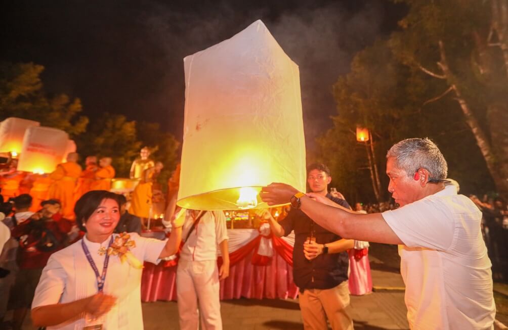 Sekda Jateng, Sumarno, ikut menerbangkan lampion dalam Festival Lampion Waisak 2569 BE/2025, Senin (12/5).(Foto Ist)
