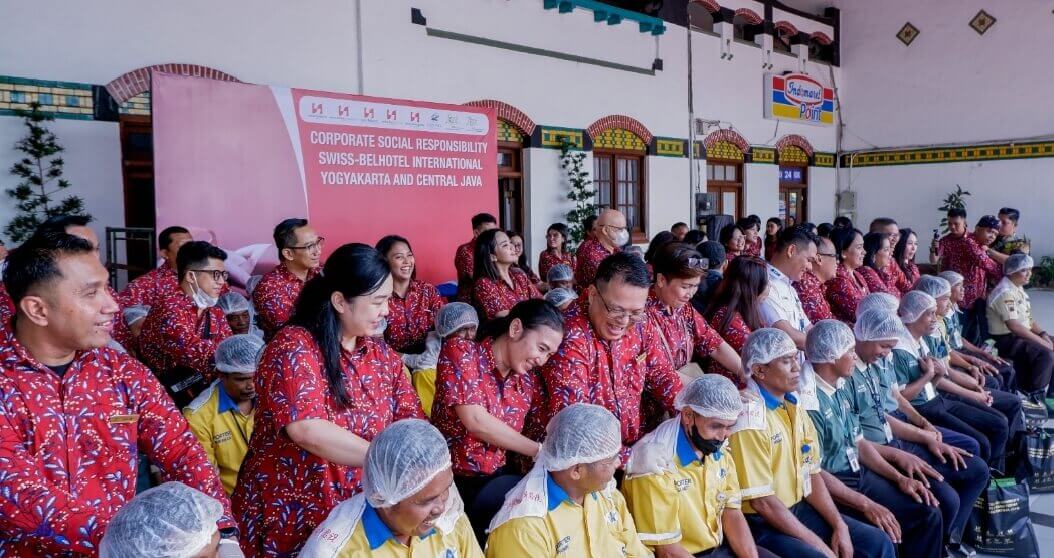 General Manager dan manajer jaringan hotel Swiss-Belhotel International, memberikan pijatan relaksasi kepada para porter di Stasiun Tawang Semarang, Selasa (13/5).(Foto Ist)