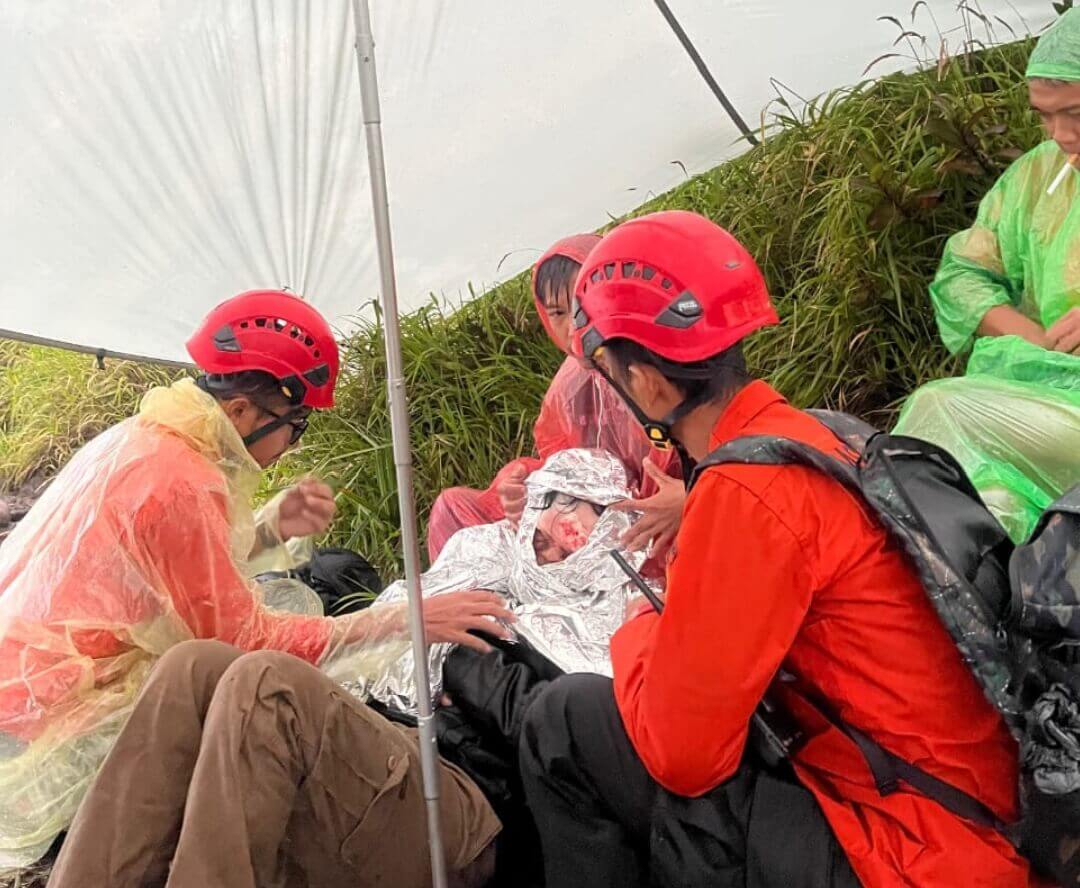 Tim SAR Gabungan berhasil mengevakuasi pendaki tektok yang alami cidera di kepala saat menuruni Gunung Sindoro via jalur Kledung, Temanggung, Selasa (13/5).(Foto Ist)