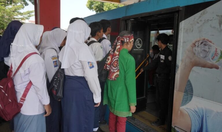 Para pelajar terbantu layanan BRT gratis, program dari Pemkot Semarang yang meluncurkan kartu BRT gratis untuk pelajar dan mahasiswa.(Dok Humas)