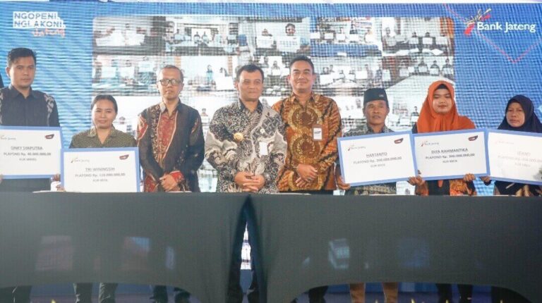 Gubernur Jateng, Ahmad Luthfi, saat menghadiri peresmian gedung baru Kantor Cabang Bank Jateng Klaten dan Kantor Cabang Pembantu Jatinom, Kamis (15/5).(Dok Humas)