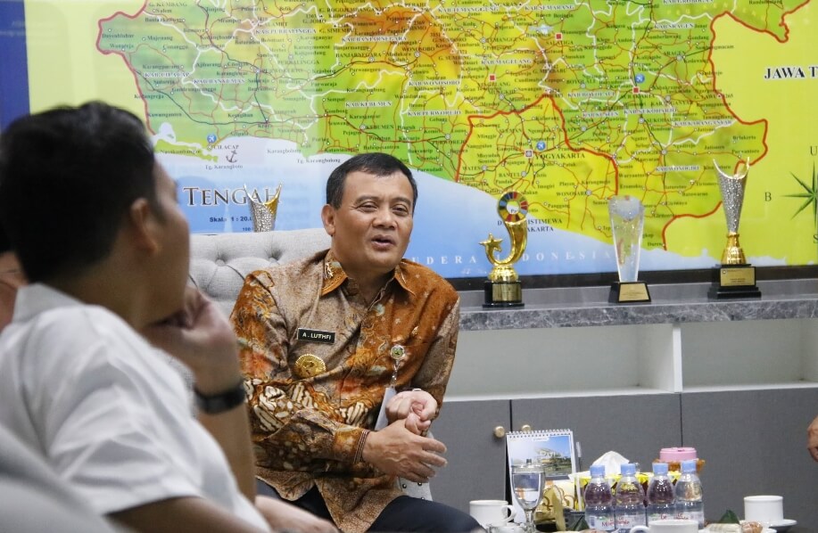 Gubernur Jateng, Ahmad Luthfi, menerima audiensi Kepala BPSDMD Provinsi Jateng, Uswatun Hasanah, Jumat (16/5).(Dok Humas)