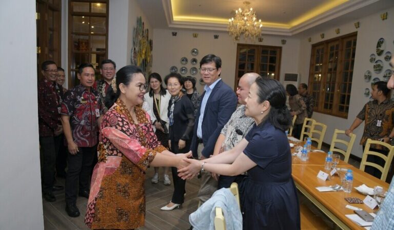 Wali kota Semarang, Agustina, menerima delegasi Pemerintah Kota Nanjing, Tiongkok, yang dipimpin oleh Wakil Wali Kota Eksekutif Nanjing, Ms. Huo Huiping, dalam audiensi di Koenokoeni Cafe Gallery, Kamis (15/5).(Dok Humas)