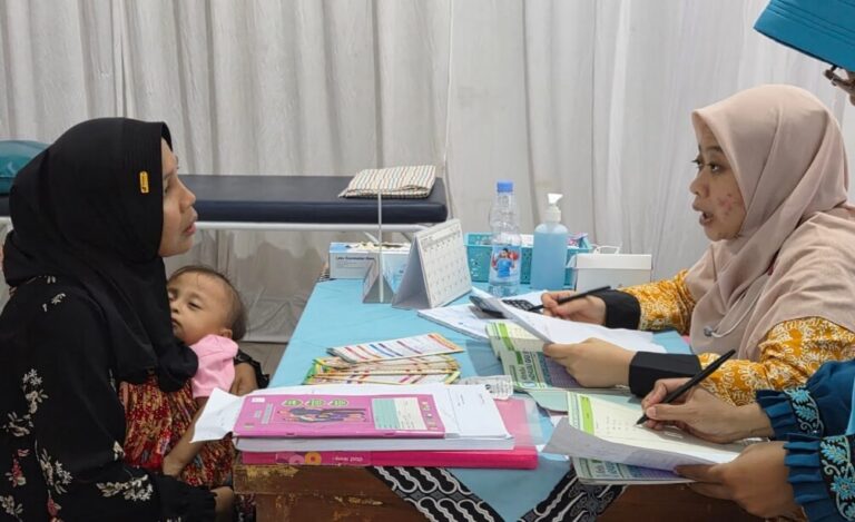 Pemeriksaan kesehatan terhadap anak oleh dr. Fiyya Agilatun Nisa Kunarso, Sp.A dalam kegiatan Spealing RS Baitul Hikmah di Balai Desa Cepokomulyo Gemuh Kendal, Sabtu (17/5).(Foto Ist)