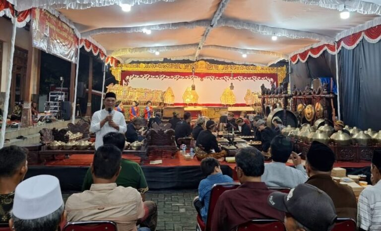 Ketua DPRD Jateng, Sumanto, menggelar pementasan wayang kulit di halaman rumahnya di Desa Suruh, Kecamatan Tasikmadu, Kabupaten Karanganyar, Jumat (16/5).(Dok DPRD Prov Jateng)