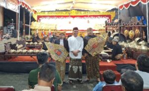 Ketua DPRD Jateng, Sumanto, menggelar pementasan wayang kulit di halaman rumahnya di Desa Suruh, Kecamatan Tasikmadu, Kabupaten Karanganyar, Jumat (16/5).(Dok Humas)