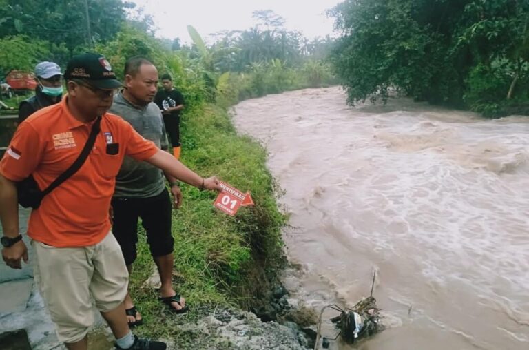 Peserta rafting dari base camp rafting di Desa Sambirejo, Kecamatan Bringin, Kab Semarang, tewas terseret arus sungai Tuntang, Minggu (18/5).(Foto Ist)