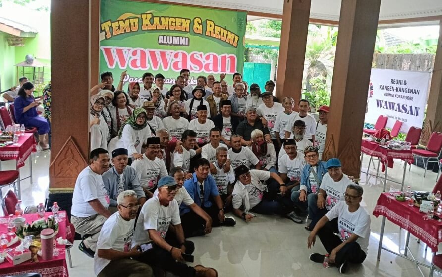 Para mantan wartawan dan karyawan Koran Wawasan berfoto bersama di akhir kegiatan temu kangen dan reuni di Boyolali, Minggu (18/5).(Foto Ist)