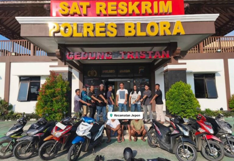 Polres Blora berhasil membekuk tiga pelaku curanmor yang beraksi di sepuluh TKP berbeda di wilayah Kabupaten Blora, Minggu (18/5).(Dok Humas)