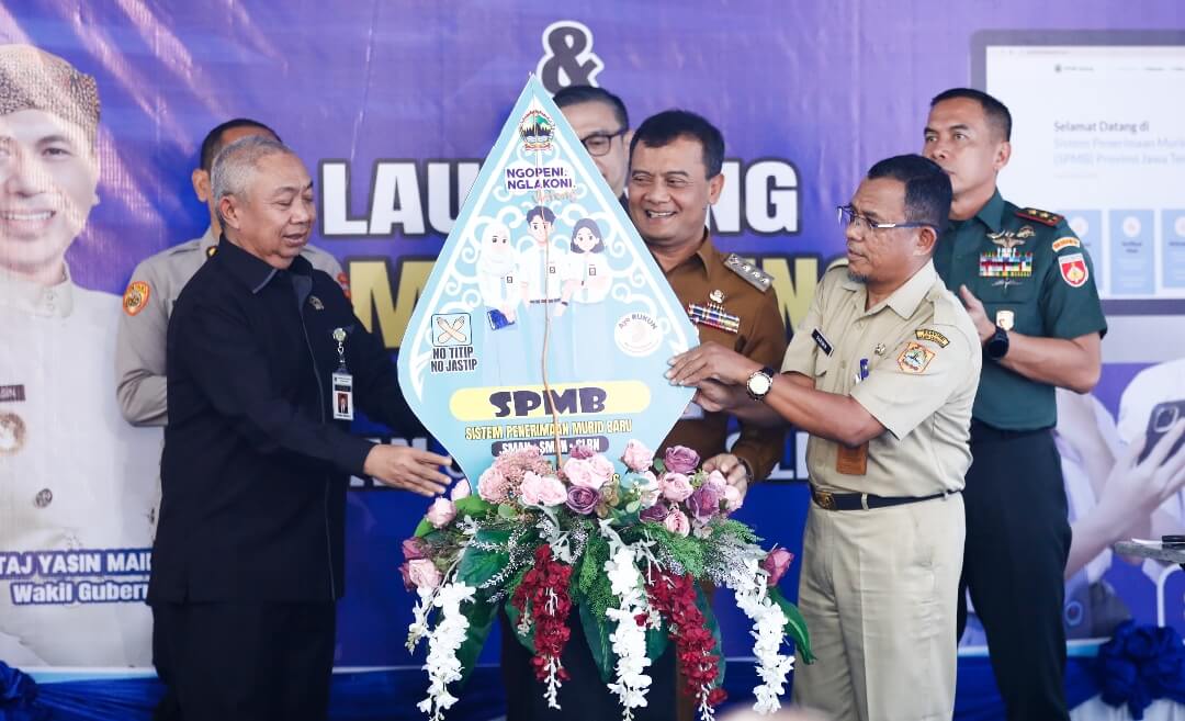 Gubernur Jateng, Ahmad Luthfi, saat peluncuran aplikasi SPMB dan peresmian SMAN Keberbakatan Olahraga di Kawasan Jatidiri, Semarang, Senin (19/5).(Dok Humas)