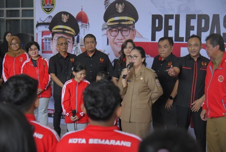 Wali Kota Agustina, melepas 445 kontingen pelajar Kota Semarang yang akan bertanding di POPDA Jawa Tengah 2025, di Hall Balai Kota Semarang, Senin (19/5).(Foto Ist)