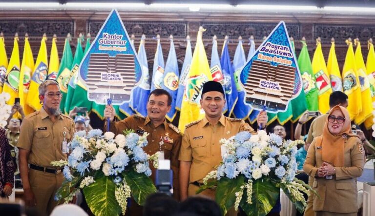 Gubernur Jateng, Ahmad Luthfi dan Wagub dalam peluncuran Program Beasiswa ke Korea Selatan, di Rumah Rakyat, kantor Gubernur Jateng, Senin (5/5).(Dok Humas)