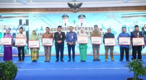 Pemprov Jateng menyerahkan dana hibah untuk mendukung kegiatan 1.248 ormas di seluruh wilayah provinsi, Selasa (20/5).(Dok Humas)