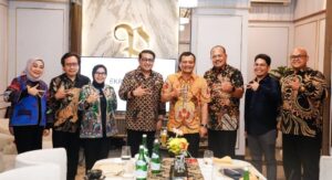 Gubernur Jateng, Ahmad Luthfi, saat bertemu dengan Menteri Ekonomi Kreatif Teuku Riefky Harsya di Jakarta, Selasa (20/5).(Dok Humas)