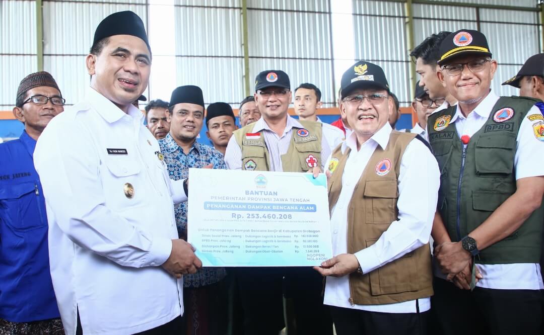 Tinjau para korban bencana banjir di Desa Tanggirejo, Kecamatan Tegowanu, Kabupaten Grobogan, Wagub Jateng, Taj Yasin Maimoen, menyerahkan bantuan senilai Rp253 juta, Rabu (21/5).(Dok Humas)